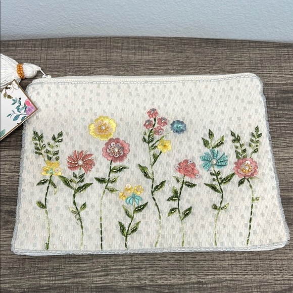 Made in India Accessories - 🌼🪻Floral Embroidered & Beaded Clutch/Make-Up Bag 🌷